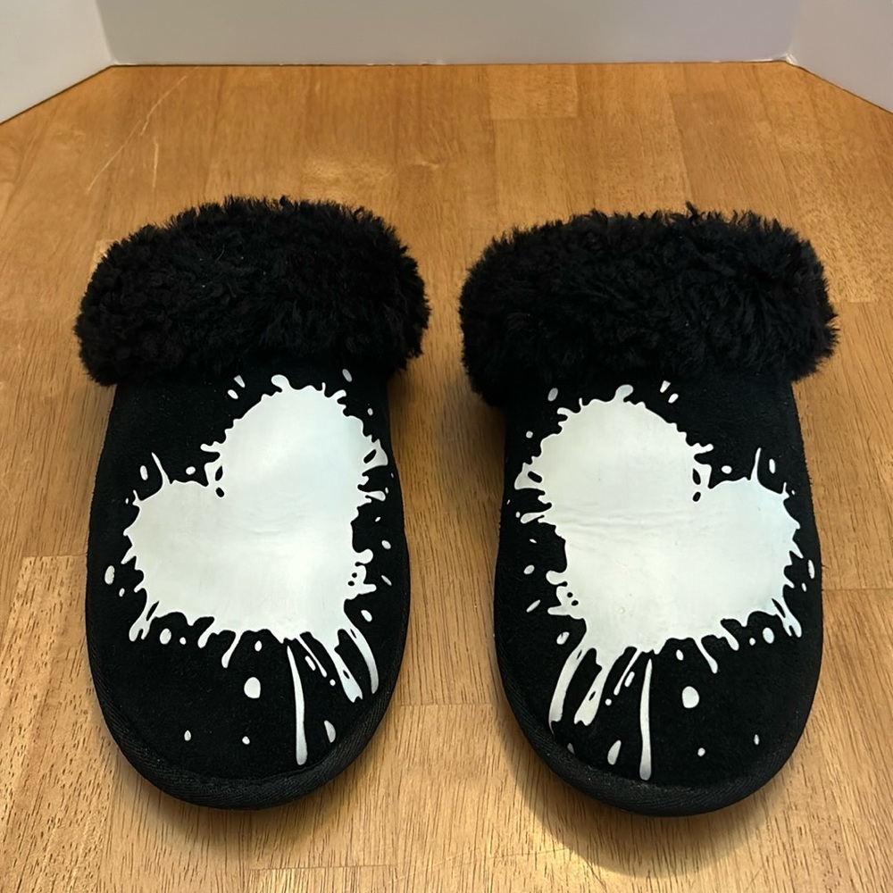 UGG Scuffette II valentine black white heart 10